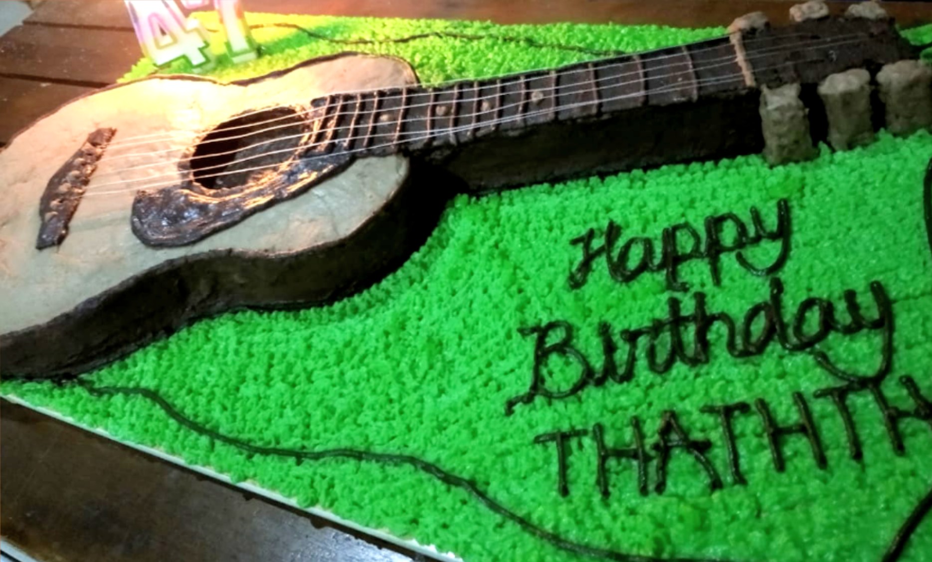 3D Acoustic Guitar Cake – Yeners Way